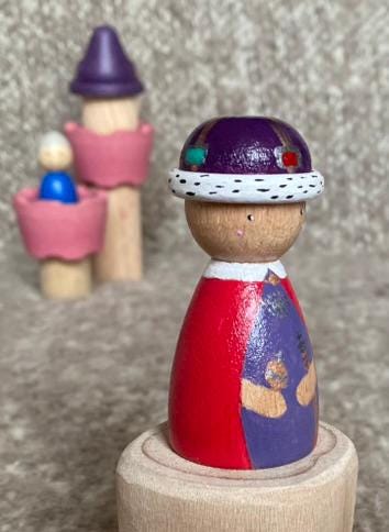 Hand painted wooden king/queen peg doll (7cm)