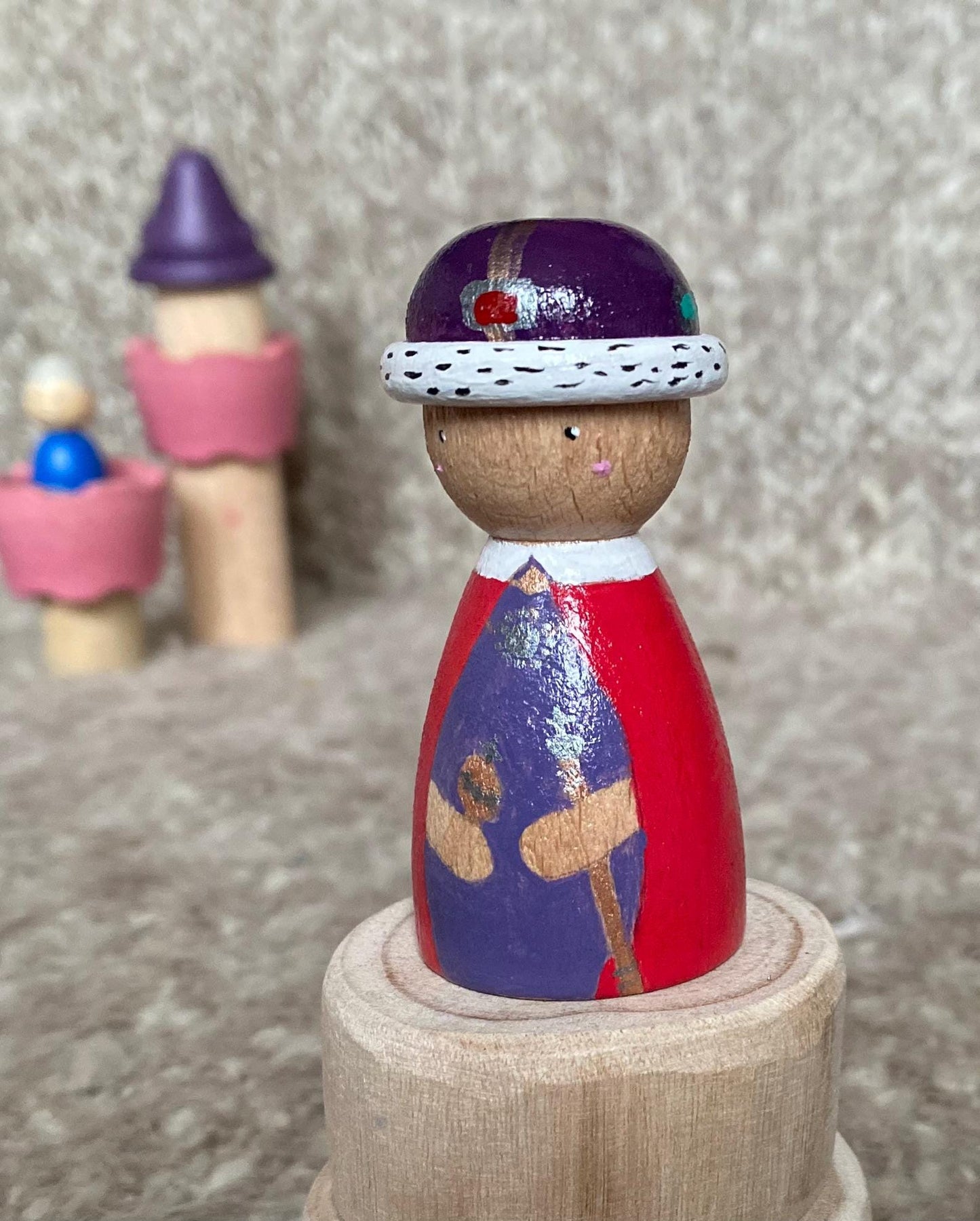 Hand painted wooden king/queen peg doll (7cm)