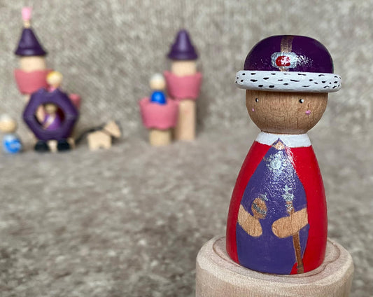 Hand painted wooden king/queen peg doll (7cm)