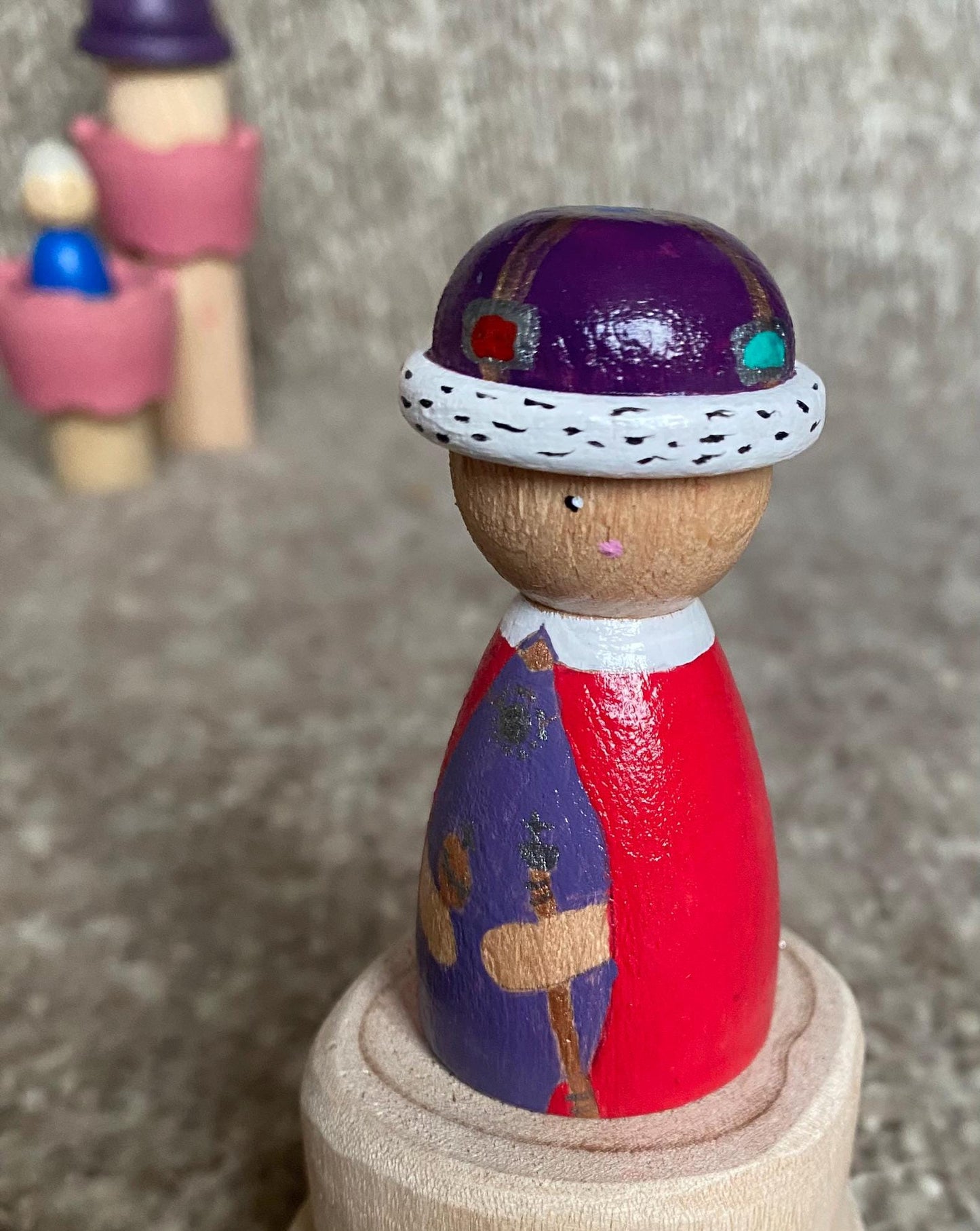 Hand painted wooden king/queen peg doll (7cm)