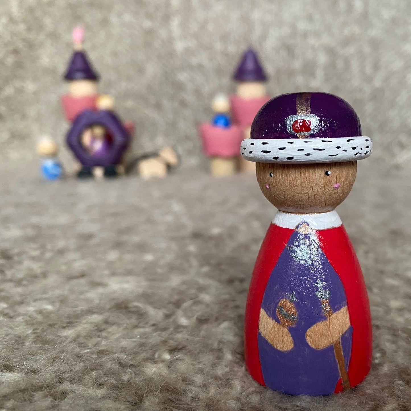 Hand painted wooden king/queen peg doll (7cm)