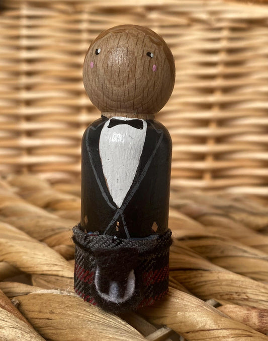 Wee Scotsman with kilt and sporran hand painted wooden peg doll (6.5cm)