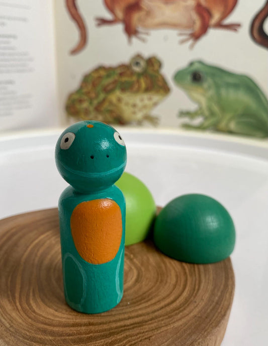 Green Frog hand painted wooden peg doll (6.5cm)