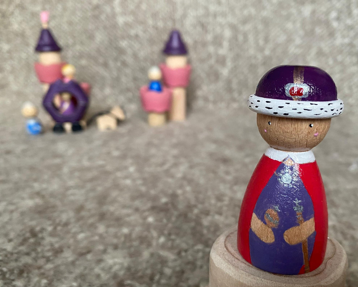 Hand painted wooden king/queen peg doll (7cm)