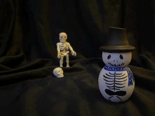 Hand painted wooden Frosty Bones skeleton snowman peg doll (7cm)