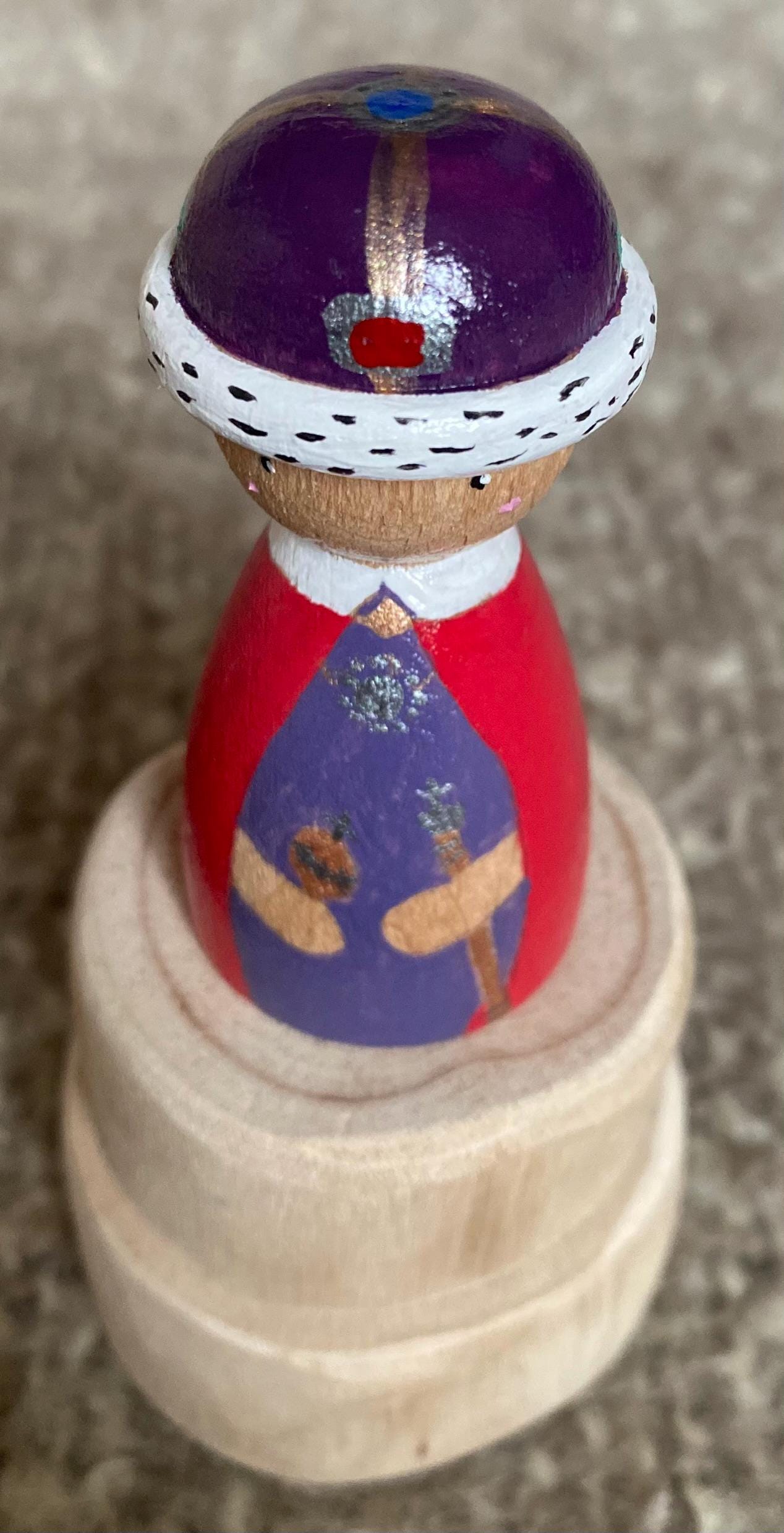 Hand painted wooden king/queen peg doll (7cm)